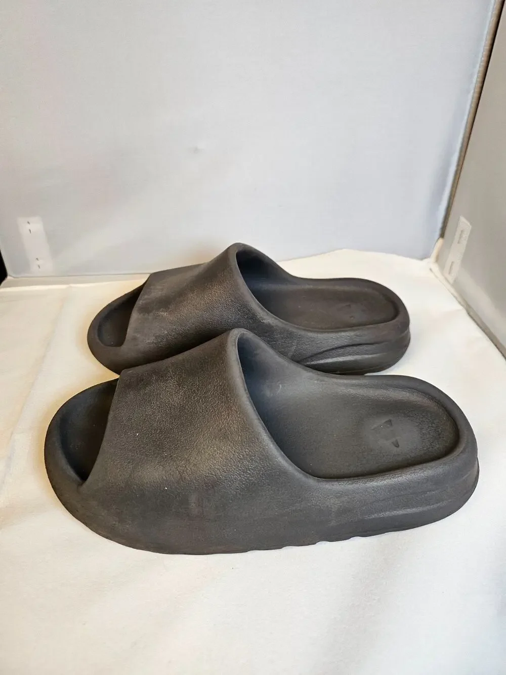 adidas Yeezy 500 kids Dark Gray Slide Sandals US4 Rubber Upper Comfort